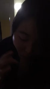 约附近小姐姐出租屋内口爆吞精