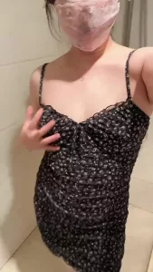 逼痒难耐躲在厕所插逼止痒水流不止