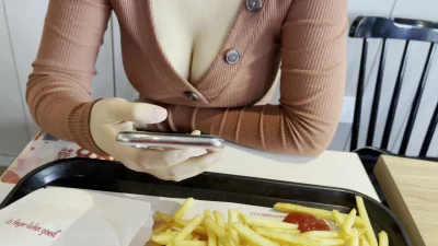 在快餐店忍不住发情，这样高潮太羞耻