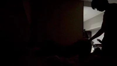 挑逗朋友的女友，一下子就湿了，抽插后入